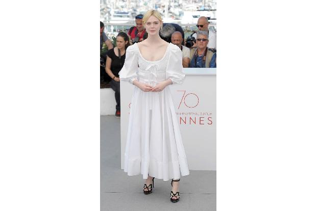 Cannes und große Designer gehören einfach zusammen. So auch bei Elle Fanning, die sich beim Photocall zu 'The Beguiled' für ...