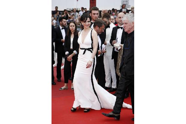 ...Juliette Binoche auch nicht einfallsreicher war. Ihr gefällt anscheinend eine bestimmte Art von Kleid. Heller Stoff mit s...