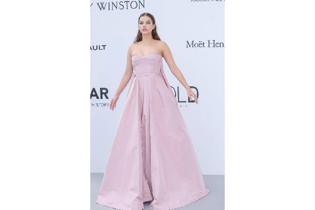 ...diese Dame hier ein Faible dafür zu haben scheint: Barbara Palvin wollte bei der amfAR Gala in Cannes wie eine unschuldig...
