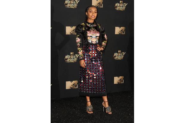 ...war der undurchsichtige Look von Yara Shahidi, die sich übrigens indirekt an einem Preis für ihre Serie 'Back-ish' freuen...