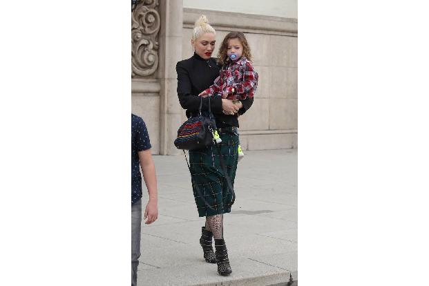 ...auch an ihren stylishen Kindern wie dem kleinen Apollo Rossdale. Denn bei der Frontfrau von No Doubt ist ein normales, un...