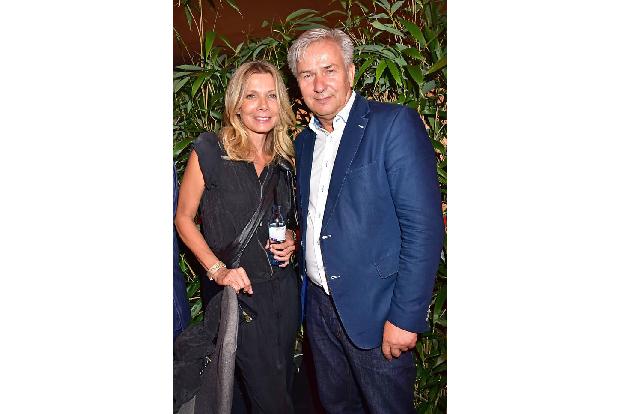 ...beim Wasser bleiben. Zumindest Ursula Karven, die mit Berlins Ex-Bürgermeister Klaus Wowereit ein kleines Schwätzchen hie...