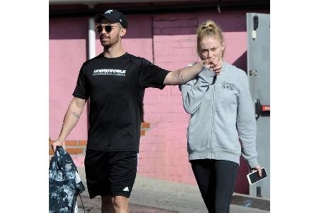 ...sie auf Schritt und Tritt verfolgen. Die beiden Stars sind erst seit Oktober 2016 ein Paar, doch Fotos von ihnen gibt es ...