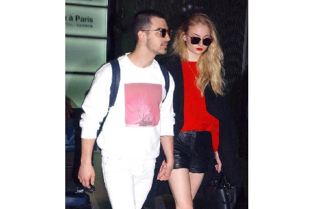 ...werden die Stars von den Fotografen verfolgt. Denn: Bereits solo sind Joe und Sophie für die Paparazzi interessant, zu zw...