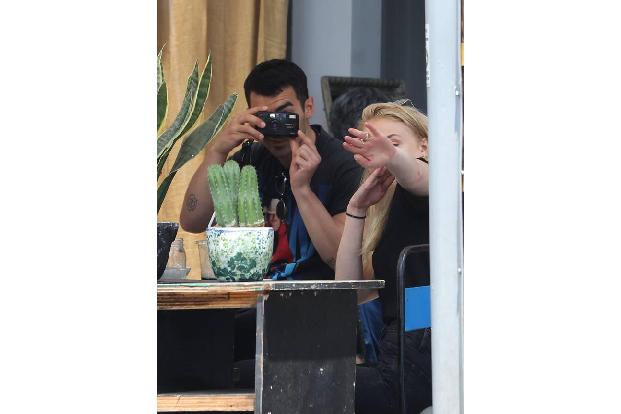 ...so. Doch inzwischen schlagen Sophie und Joe gerne zurück. Der Ex-Jonas-Brother drehte den Spieß einfach um, und machte di...