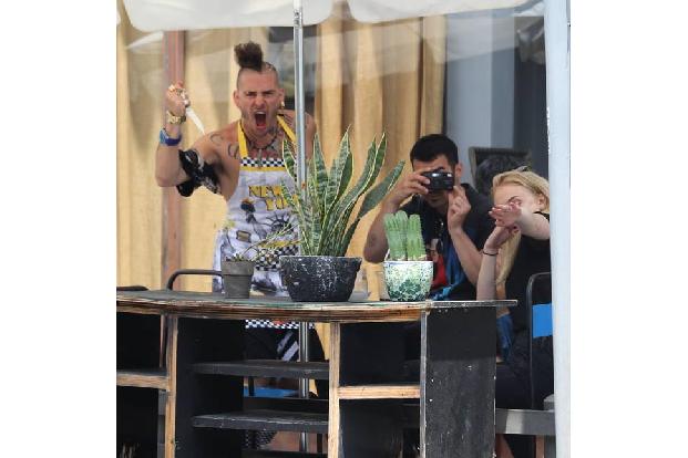 ...sein DNCE-Bandkollege Cole Whittle die Fotografen bemerkte, wurde er etwas, sagen wir mal, aggressiv und zückte sein Mess...