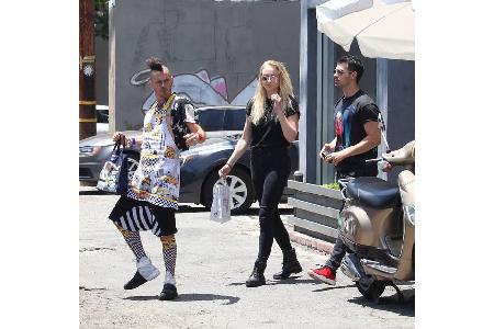 ...war das Paparazzi-Triezen aber nicht vorbei: Cole Whittle drehte beim Verlassen des Restaurants noch einmal so richtig au...