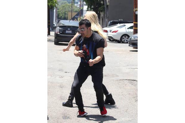 ...das verliebte Pärchen fing an, sich auf offener Straße zu batteln. Ein großes Herumgespringe und Herumgeschubse begann, i...