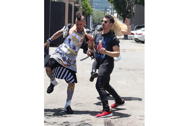 ...Cole Whittle mit einbezogen wurde! Wenn einen die Paparazzi schon fotografieren müssen, dann sollen sie auch was vor die ...