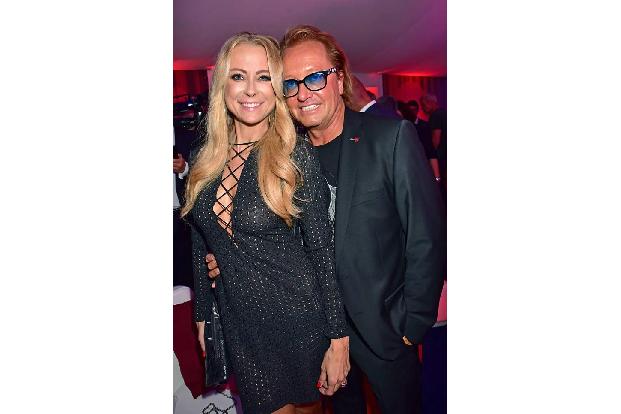 ...hatte aber noch mehrere Menschen, mit denen sie sich am Donnerstagabend gerne umgab. Robert Geiss fand seinen Carmen-Ersa...