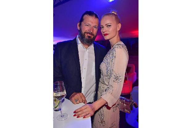 ...das sollte nicht so bleiben: Ihr Ehemann Christian Moestl zeigte sich mal wieder mit ihr - Bertelsmann-Partys lässt sich ...