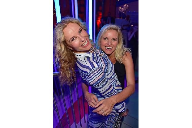 ...können die Moderatorinnen Katja Burkard und Carola Ferstl getrost mithalten. Die beiden gaben sich super komisch für die ...