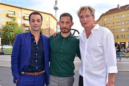 ...sich auch bestens mit Clemens Schick und Oliver Masucci bei der Premiere von 'Axolotl Overkill' in der Volksbühne zu vers...