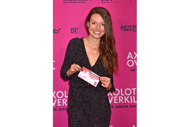 ...Julia Hartmann allerdings ebensowenig. Am 29. Juni kann dann, nebenbei bemerkt, jeder 'Axolotl Overkill' im Kino ansehen ...