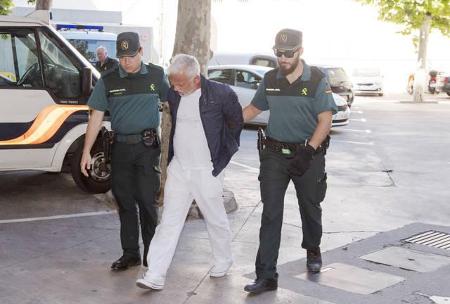 Ein Fotograf hielt die letzten Momente fest, bevor Nino de Angelo von zwei spanischen Polizisten in Handschellen ins Polizei...