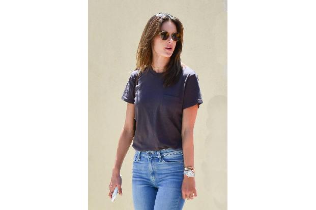 Bei Alessandra Ambrosio reicht ein simples T-Shirt und eine Jeans einfach aus, um gut auszusehen. Als sie wieder einmal in K...
