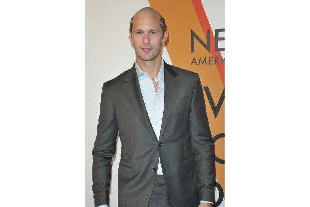 ...Alexander Skarsgård ebenfalls ein Opfer brachte: Er traute sich tatsächlich mit dieser Frisur aus dem Haus. Bleiben wird ...