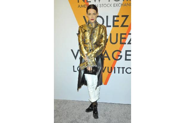 ...zeigte sich die Enkelin von Elvis Presley, Riley Keough, in einem goldenen Kurzmantel. Aufmerksame Fashionistas werden sp...