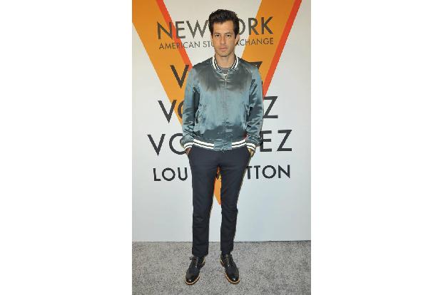 ...Musikproduzent Mark Ronson, den man wirklich schon länger nicht auf einem Teppich gesehen hatte. Vernissagen gehören für...