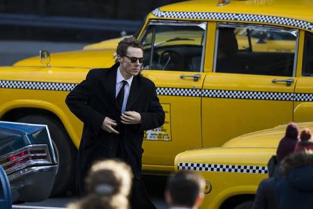 ...warum sieht er aus, als hätte er eine Rolle in einem neuen James-Bond-Film übernommen? Der 'Sherlock'-Darsteller steht ak...