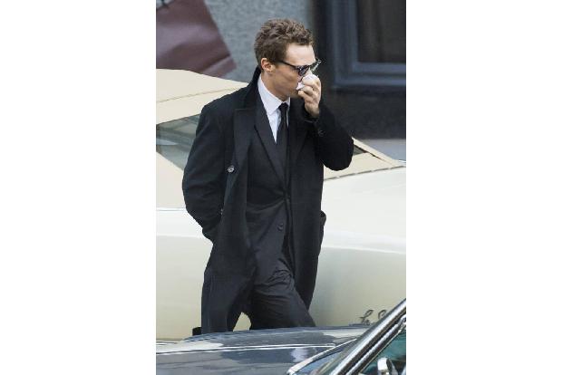 ...der Brite auch noch ziemlich erkältet. Aber ein Schauspieler steht auch diese Unannehmlichkeit für seine Rolle durch. Etw...