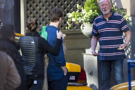 ...Benedict Cumberbatch dann allerdings die Drehpause gemacht - ein Crewmitglied kümmerte sich bewaffnet mit einer Wärmflasc...