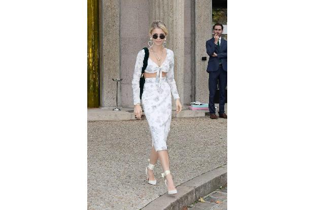 Wer zur Fashion Show des italienischen Kultlabels Miu Miu eingeladen wird, kann sich schon etwas einbilden - wie Caro Daur. ...