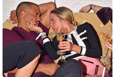 ...zwei dieser Sofa-Truppe schienen sich besonders gut zu verstehen: Moderator Patrice und Designerin Marina gingen auf Tuch...