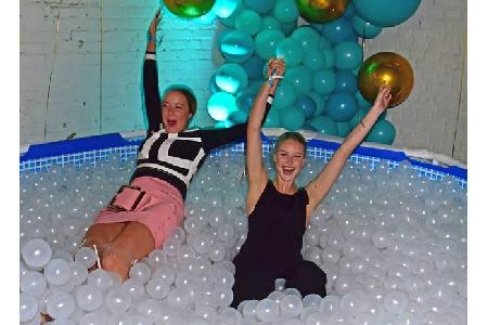 ...die Österreicherin deshalb kurz darauf eine kleine Abkühlung brauchte? Gemeinsam mit 'Germany's Next Topmodel'-Gewinnerin...