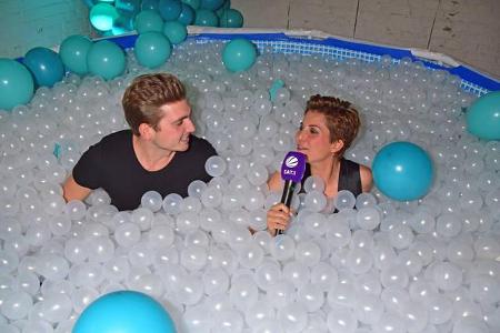 ...arbeiteten dagegen sogar in dem kleinen, runden Teich: Moderatorin Vanessa Blumhagen führte mal eben ein Interview im Bec...