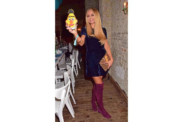 ...jugendfrei war dagegen Jenny Elvers' Handyhülle. Doch ob das, was Bert da auf der Party alles gesehen hat, für die ganz K...