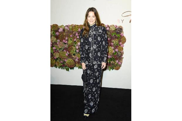 ...ihr nahm Schauspielerin Hannah Herzsprung das Motto des Abends ebenfalls wörtlich: Auch sie wählte ein florales Muster in...