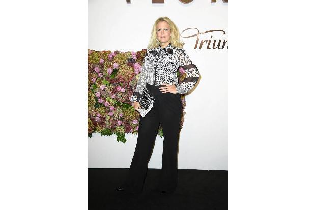 ...Sonne im Herzen trägt Moderatorin Barbara Schöneberger sowieso immer, da muss ihre Kleidung nicht auch noch fröhlich bunt...