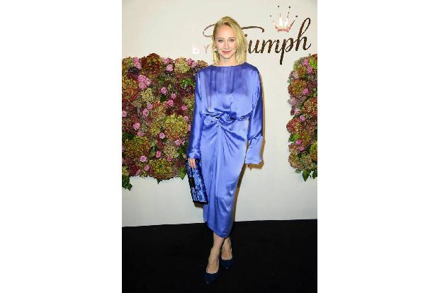 ...Erscheinung in Himmelblau war Schauspielerin Anna Maria Mühe. Als Biene würden wir da gerne auf, beziehungsweise bei ihr ...