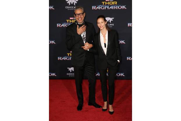 ...nicht geäußert zu dem Skandal hat sich bislang Hollywood-Veteran Jeff Goldblum, der mit seiner Frau Emilie zur Premiere v...