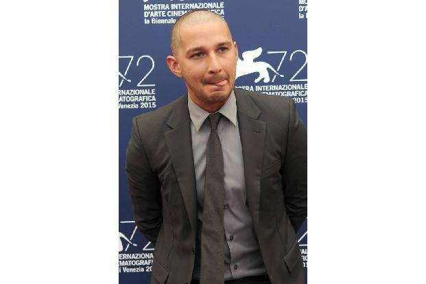 ...ist Shia LaBeouf ein Freund von krassen Frisuren. Ab und an zeigt er sich mit Glatze, doch das wäre ja noch vertretbar. D...