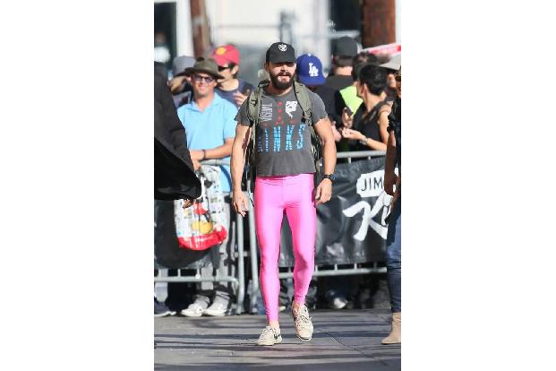 ...hatte er für diese schicke, pinke Leggings tatsächlich eine Ausrede: Ellen DeGeneres gab sie ihm, damit er Geld für die B...