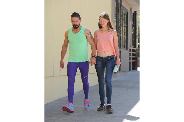 ...für dieses Ensemble gab es keinen karitativen Hintergrund. Die Sportleggings und das neongrüne Tanktop dürften Shia LaBeo...