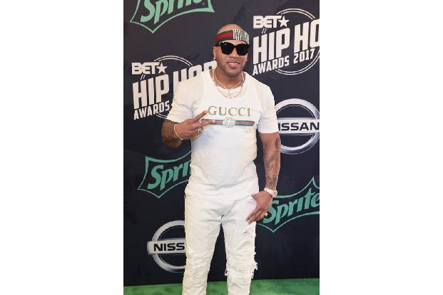 Mit seinem weißen Gucci-Ensemble gehörte Rapper Flo Rida bei den 2017 BET Hip Hop Awards in Miami tatsächlich zu einer Randg...