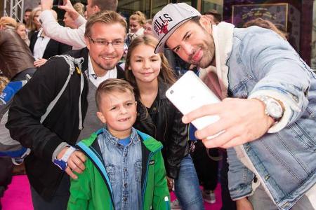 ...Zeit für die Fans nahm sich Sänger und Ex-Dschungelcampbewohner Jay Khan. Eben ein echter Typ zum Pferdestehlen! Das gilt...