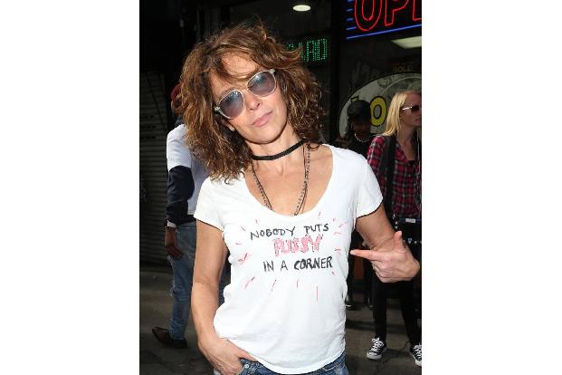 ...auch mit etwas mehr Stoff am Leib für seine Geschlechtsgenossinnen einsetzen kann, bewies 'Dirty Dancing'-Star Jennifer G...