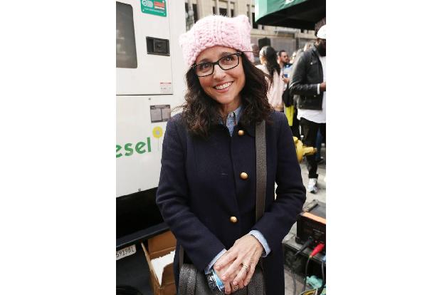 ...präsentierte Schauspielerin Julia Louis-Dreyfus auf dem Kopf: Der sogenannte Pussyhat - eine gestrickte, gehäkelte oder g...