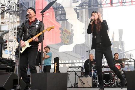 ...Damen erhoben auf andere Weise ihre Stimme - wie etwa Juliette Lewis, die beim Women's March gemeinsam mit The Edge von U...