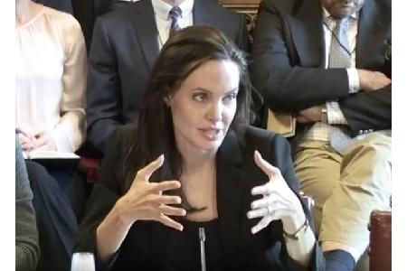 ...für die UN im Einsatz ist Angelina Jolie. Ihr ist es ein besonderes Anliegen, auf Gewalt gegen Frauen in Kriegsgebieten a...