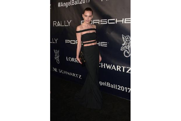 ...brauchte ein Kleid wie das von Lana Zakocela nicht viel, um aufzufallen. Viel dran war da nämlich nicht. Schön anzusehen ...