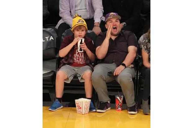 Zum Schreien! Schauspieler Jack Black genießt mit Sohn Samuel in erster Reihe ein Lakers Spiel. Während Daddy fröhlich grölt...