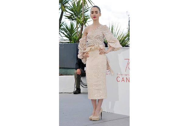 ...richtig hohe Hacken. Denn auch Lily will ihre Beine optisch verlängern. In Cannes inszenierte sie sich damit in diesem Ja...