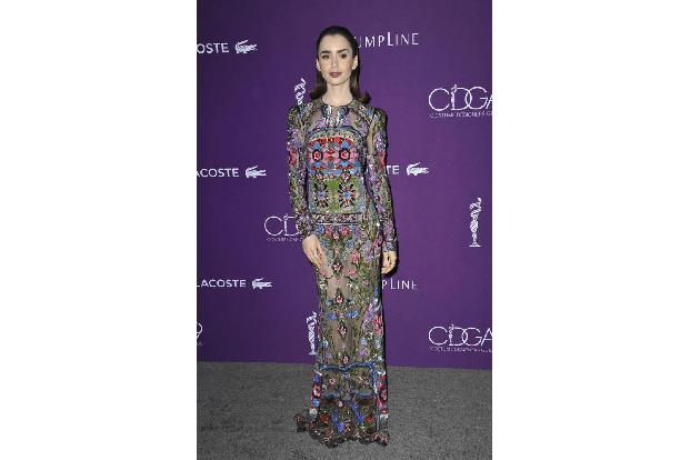 ...Flower-Power-Looks eben doch alles können. Und was Lily Collins modisch nicht alles kann - immer wieder erstaunlich.