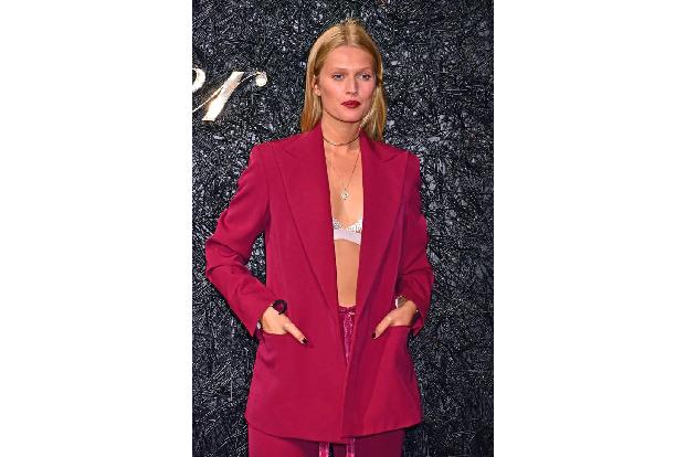...präsentierte sich Supermodel Toni Garrn. Die Deutsche kam im Anzug und BH zur Cartier Party - etwas kalt zu dieser Jahres...