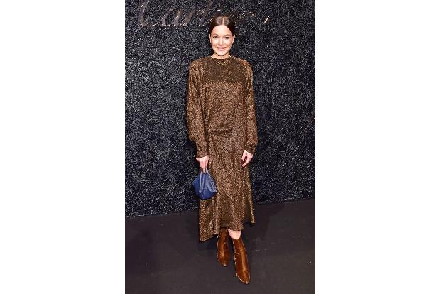 ...hatte hingegen allen Grund zu lächeln: Schauspielerin Hannah Herzsprung kam als hochgeschlossene Goldmarie und hatte demn...